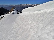 49 Sulla  cimetta carica di neve panoramica sulla Valle di Albaredo 